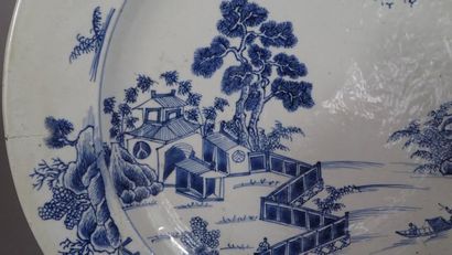 Plat en porcelaine bleu blanc à décor de...