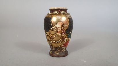 Lot comprenant un petit vase balustre en...