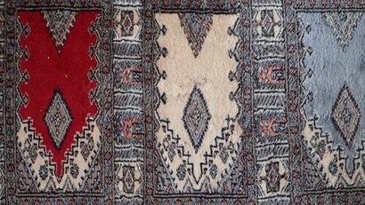 Petit tapis en laine pour galerie dans les...