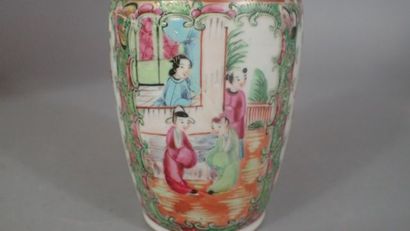 Lot comprenant : un vase balustre en porcelaine...