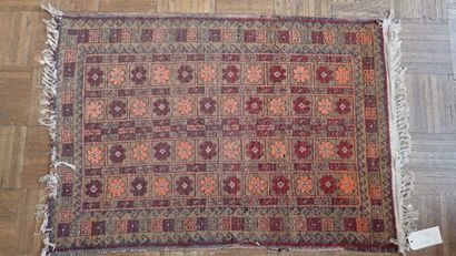 Petit tapis en laine dans les tons orange,...