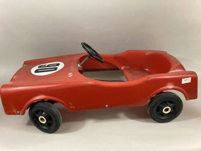 Voiture d'enfant en plastique rouge, pneus...