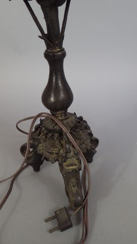 Pique-cierge tripode en bronze, le fût balustre...