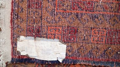 Petit tapis en laine dans les tons orange,...