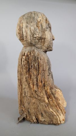 Statue en bois figurant un homme agenouillé...