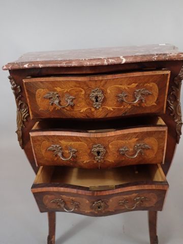 Petite commode sauteuse dite « d’entre deux...