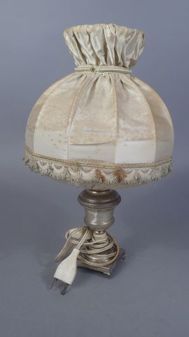 Pied de lampe en métal argenté le fût balustre...