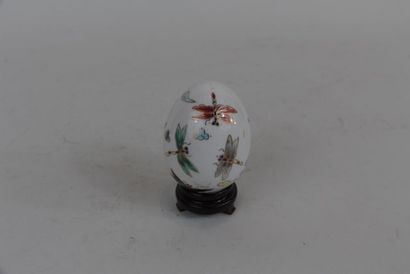 Œuf en porcelaine à décor de libellules,...