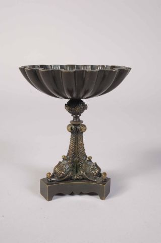 Coupe en bronze patiné à décor de godrons,...