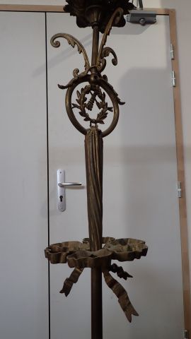 Suspension en bronze, à décor de rubans et...