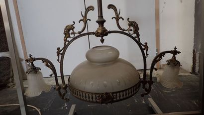 Suspension en bronze, à décor de rubans et...
