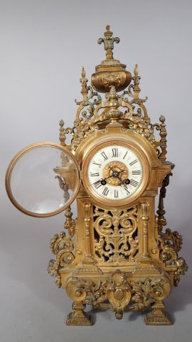 Garniture de cheminée composée d'une pendule...