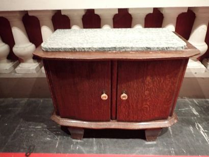 Petit meuble en forme de buffet ouvrant par...
