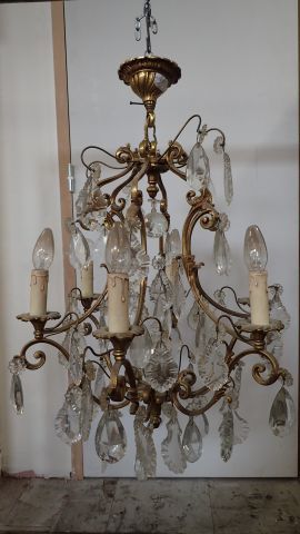 Lustre cage en bronze doré à décor de pampilles...