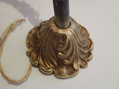 Petit lustre en bronze doré à quatre bras...