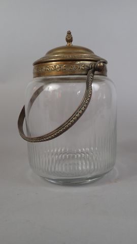 Bonbonnière en verre et métal doré à décor...