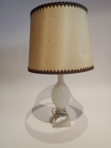 Pied de lampe en albâtre, à décor de godrons...
