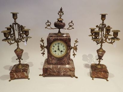 Garniture de cheminée en marbre rose veiné...
