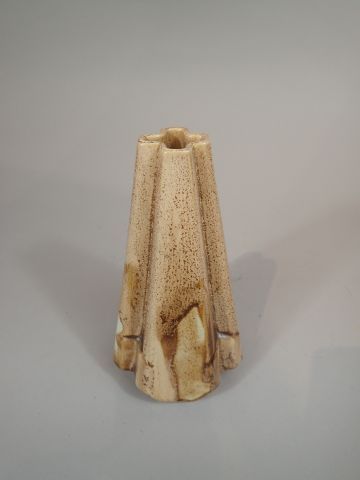 Vase en céramique à glaçure de couleur sable,...