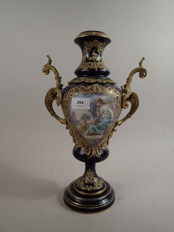Grand vase balustre en porcelaine bleu de...
