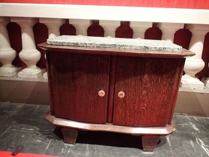 Petit meuble en forme de buffet ouvrant par...