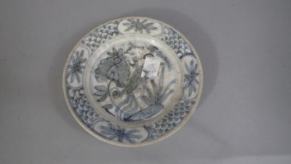 Coupe en porcelaine, à décor d'un oiseau...