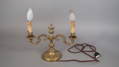 Lampe en laiton à deux bras de lumière, dans...