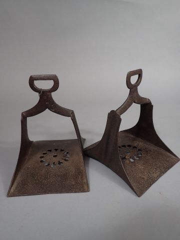Deux étriers en acier ciselé à décors de...