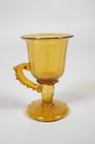 Petite coupe en verre jaune reposant sur...