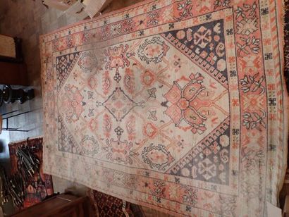 Important tapis en laine nouée à décor polychrome...
