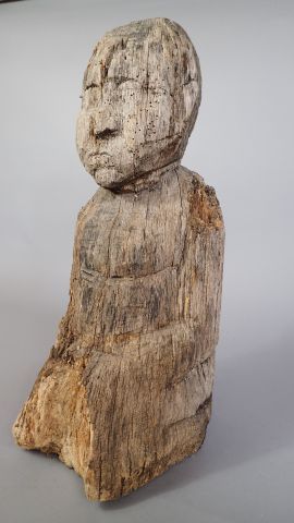 Statue en bois figurant un homme agenouillé...
