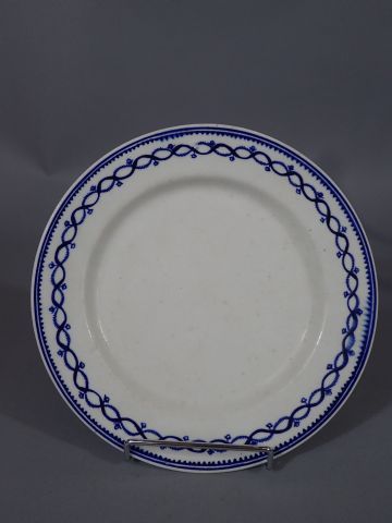 TOURNAI. Assiette en porcelaine tendre à...
