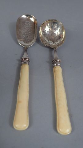 Suite de deux pièces d'un service à bonbon,...