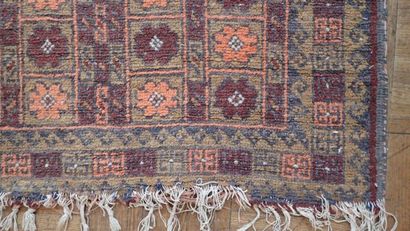 Petit tapis en laine dans les tons orange,...