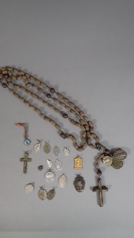 Réunion de médailles miraculeuses, croix...
