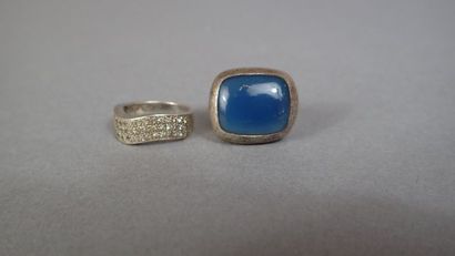 Ensemble de deux bagues en argent. Une sertie...