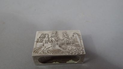 Une cuillière à café en argent, on y joint...