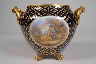 BALLEROY Frères à Limoges. Cache-pot en porcelaine...