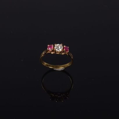 Bague en or jaune (750 millièmes) centrée...