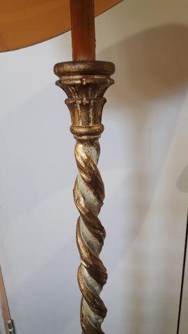 Paire de lampadaires pique cierge en bois...