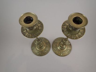 Paire de petits bougeoirs en bronze à décor...