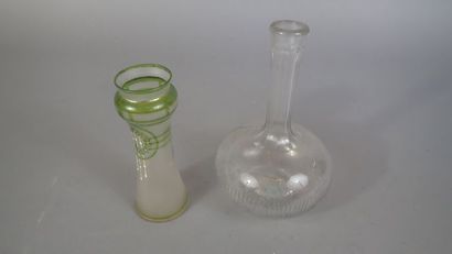 Ensemble comprenant un vase en verre à décor...