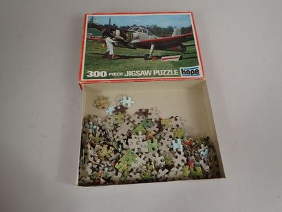 Ensemble de trois jeux anciens comprenant...