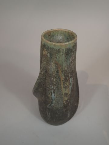 DENBAC. Vase en grès émaillé, le corps légèrement...