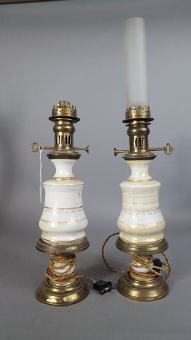 Paire de lampes à pétrole, le fût en porcelaine...