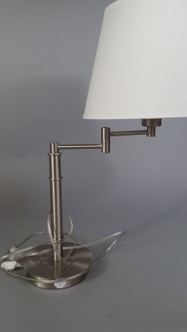 Lampe en inox sur une base circulaire à bras...