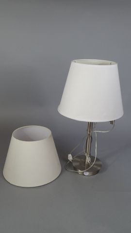 Lampe en inox sur une base circulaire à bras...