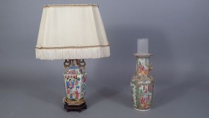 Lot comprenant : un vase balustre en porcelaine...