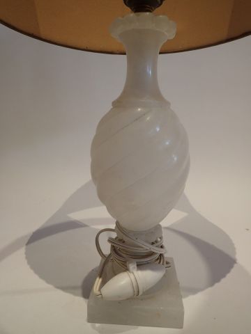 Pied de lampe en albâtre, à décor de godrons...