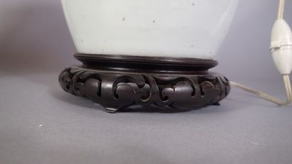 Vase balustre en porcelaine polychrome à...